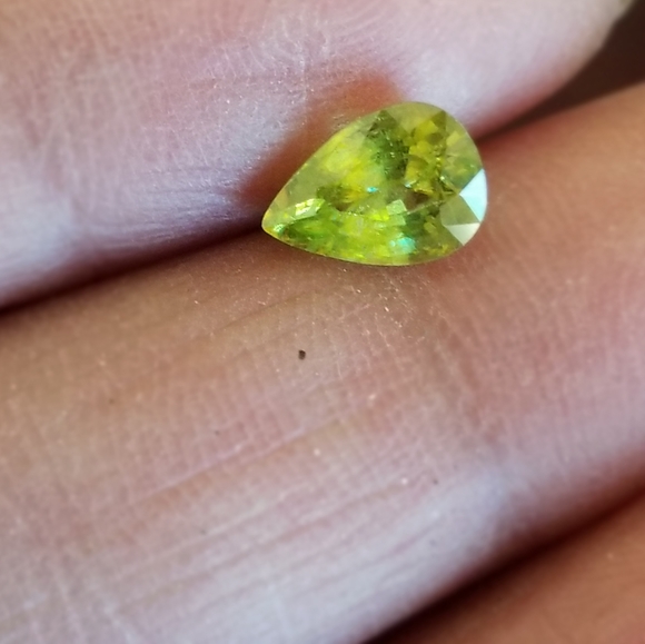 Natural Sphene green tear pear gem - Picture 5 of 17